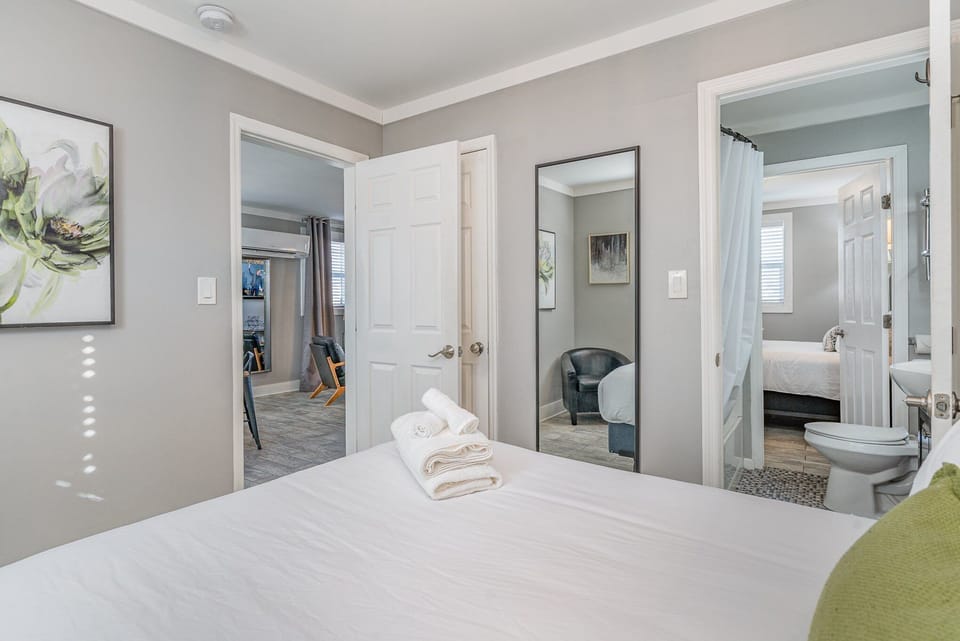 1st Unit: 2nd bedroom with a Queen bed and en-suite jack-n-jill bathroom.