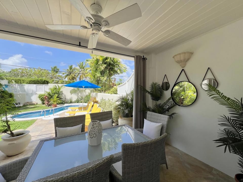 3BR Multi Level Luxury Villa w/ Pool (2618)