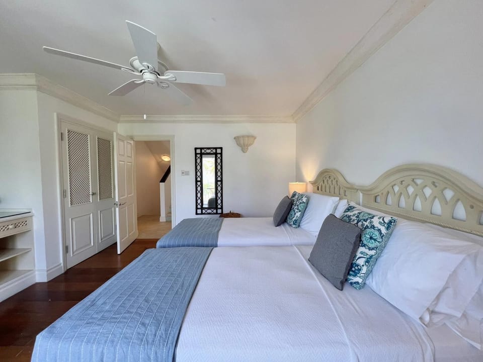 3BR Multi Level Luxury Villa w/ Pool (2629)