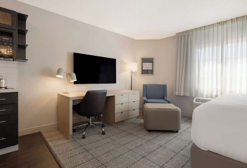 Work comfortably at the desk, then relax in the lounge chair.