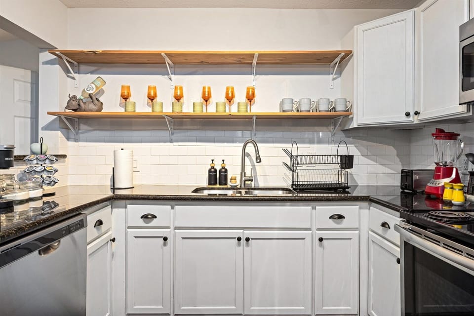 Fully equipped kitchen with high quality granite countertop.