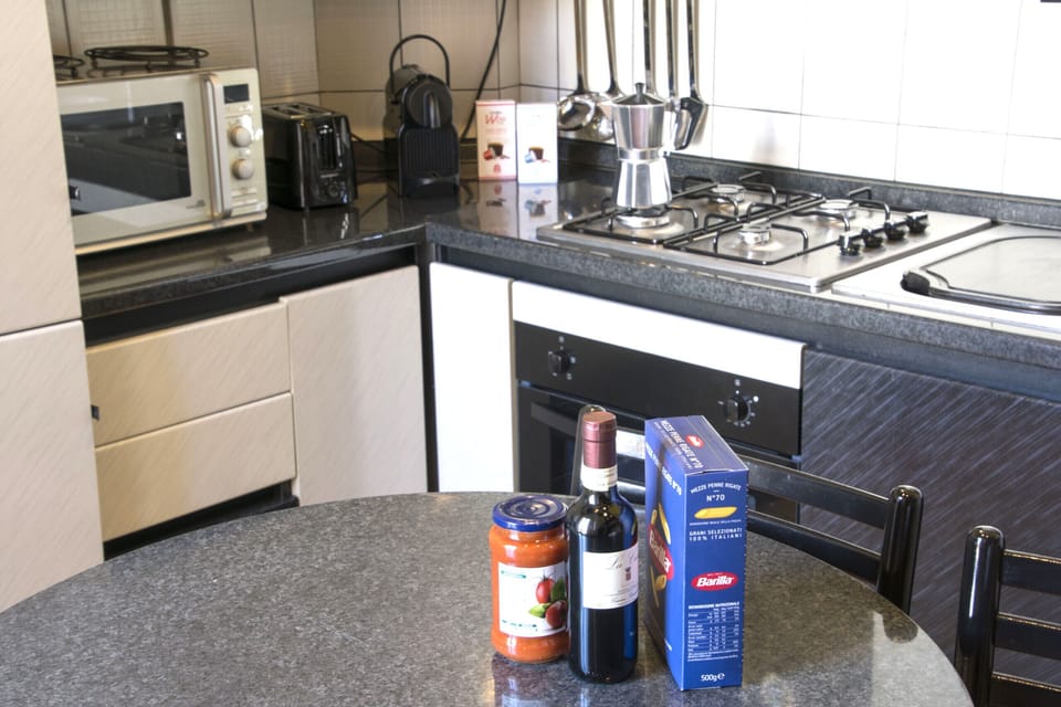 Cucina funzionale e perfettamente accessoriata.