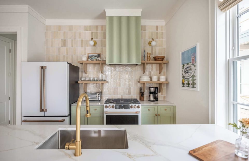 Fully equipped kitchen with everything you need to cook a meal 