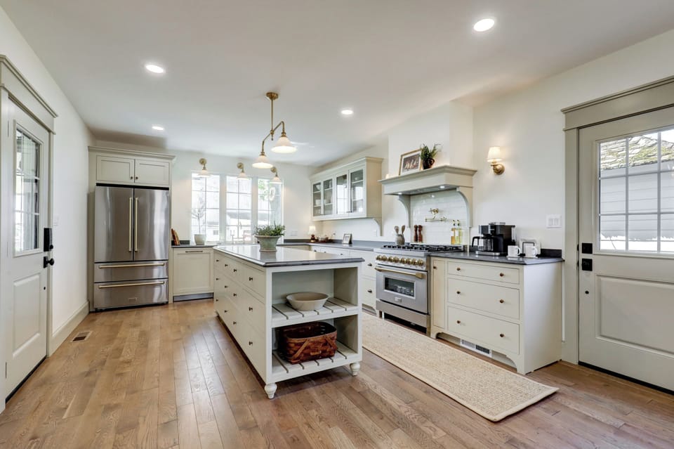 Modern kitchen & well stocked