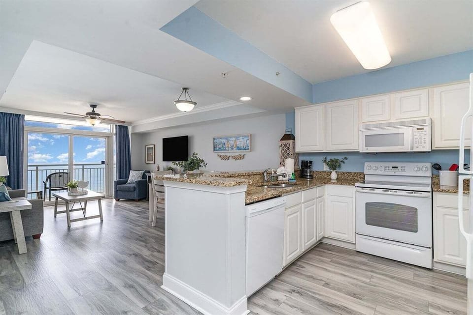 Open layout connecting the kitchen and living areas, ideal for entertaining and spending time together.
