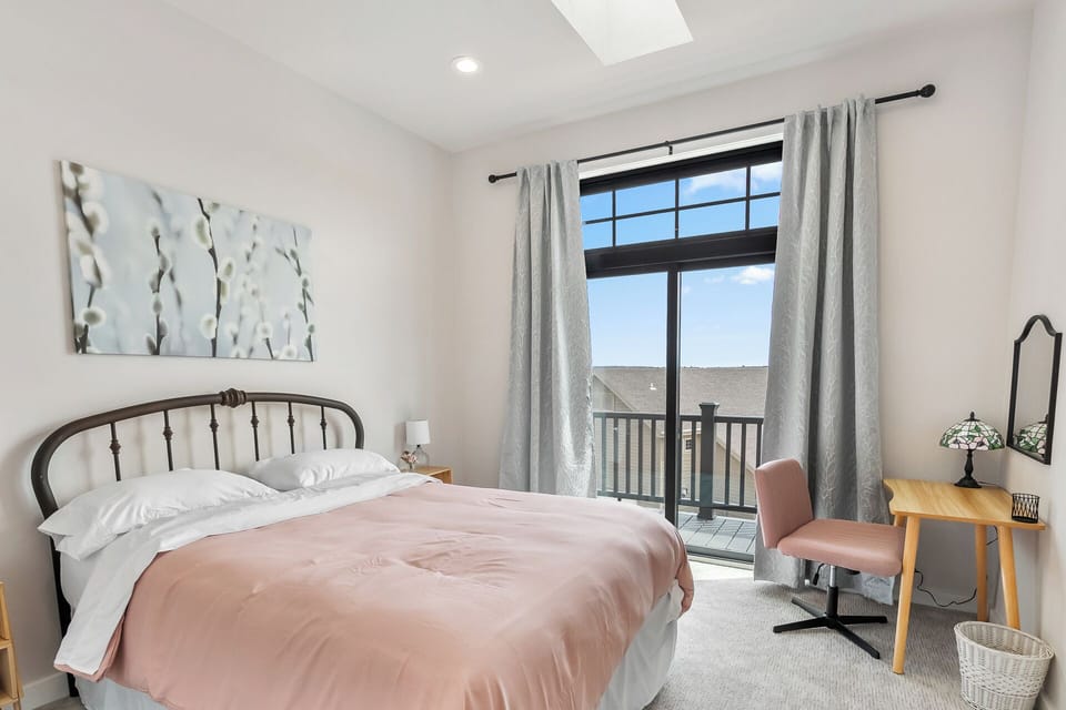 Bedroom 2 (upper level): Queen size bed