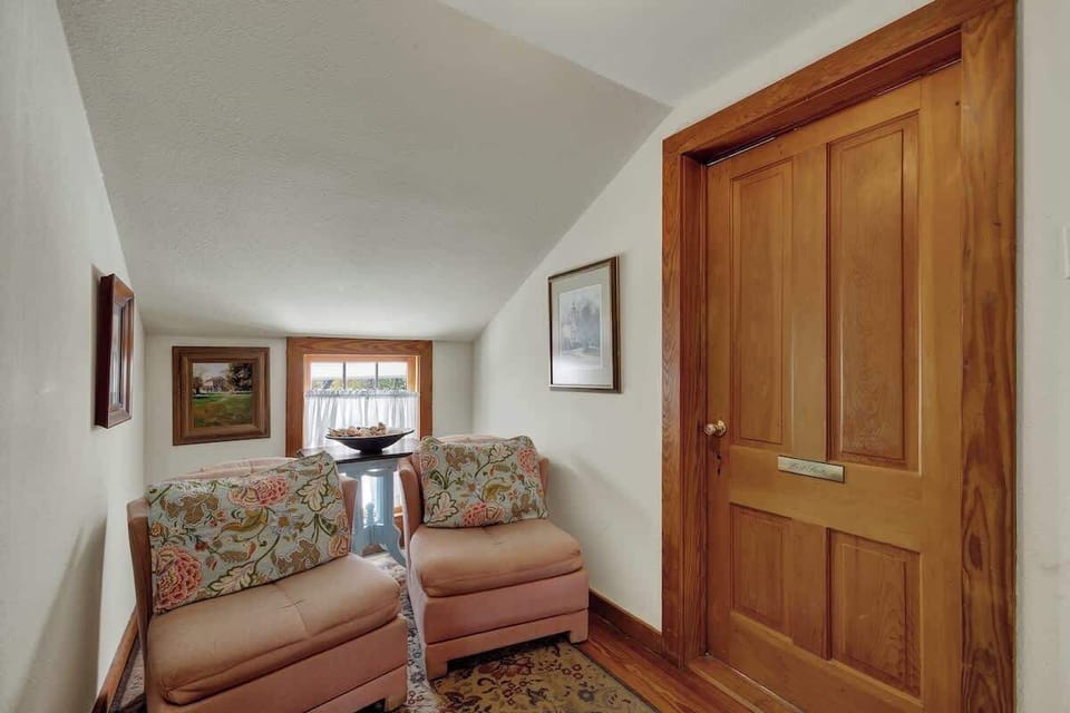 West suite bedroom entrance