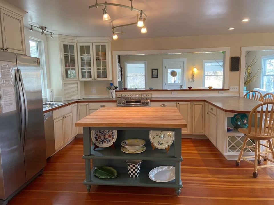 Cools kitchen. Open floor plan