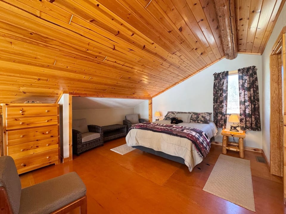 Upper loft Bedroom with beautiul lake views