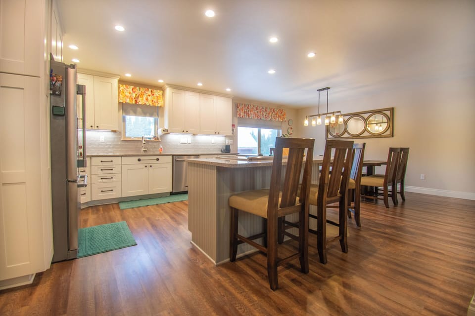 Fully stocked kitchen with everything guests need to cook their favorite meals (1)