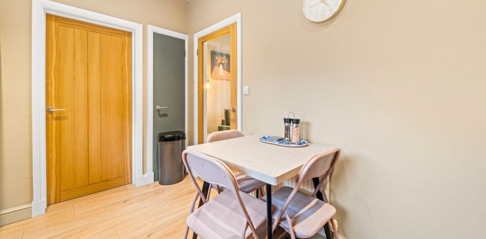 A cosy dining space with a modern touch! This inviting corner features a sleek table, stylish foldable chairs, and warm wooden flooring, perfect for enjoying meals in comfort.