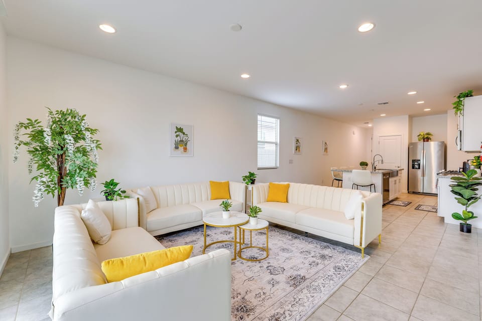 Living Room | Smart TV | Free WiFi | Central A/C & Heating