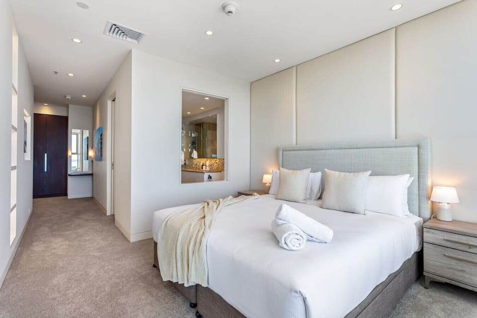 Bright and elegant bedroom with Queen bed – Relax in comfort with soft lighting, warm tones and direct access to a modern ensuite.