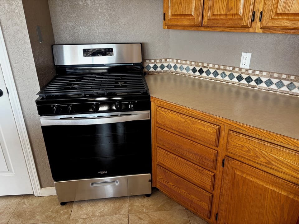 New whirlpool range oven with five burners and self cleaning
