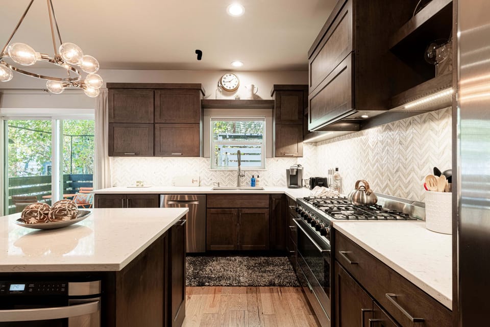 Fully Equipped Modern Kitchen; Gas Range