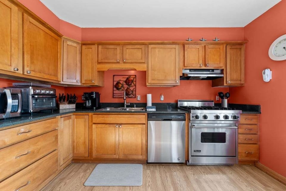 Mid-Level Kitchen with Table (seats 2)