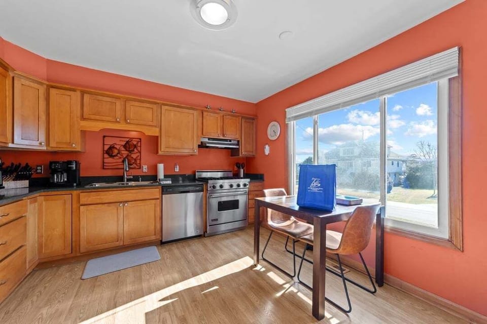 Mid-Level Kitchen with Table (seats 2)