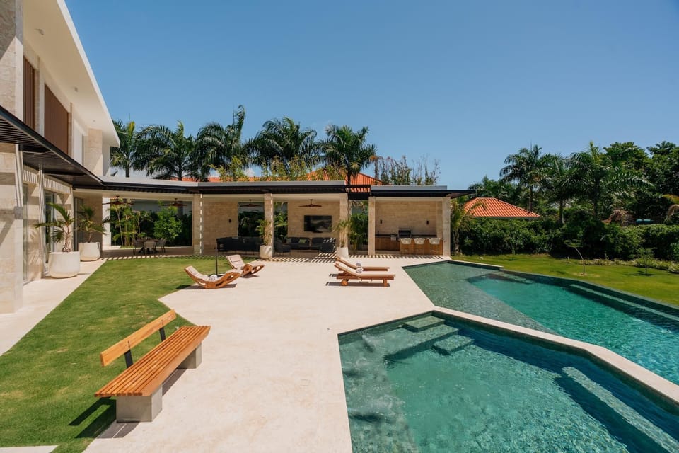 Modern 6 BDR golf front villa in luxury beach resort w/ pool and heated jacuzzi (6809)