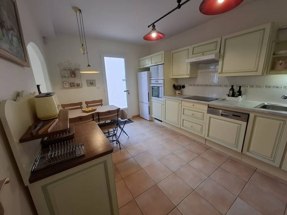 kitchen, oven, dishwasher, table, fridge, hotplates (3)