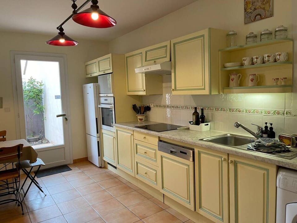 kitchen, oven, dishwasher, table, fridge, hotplates (1)
