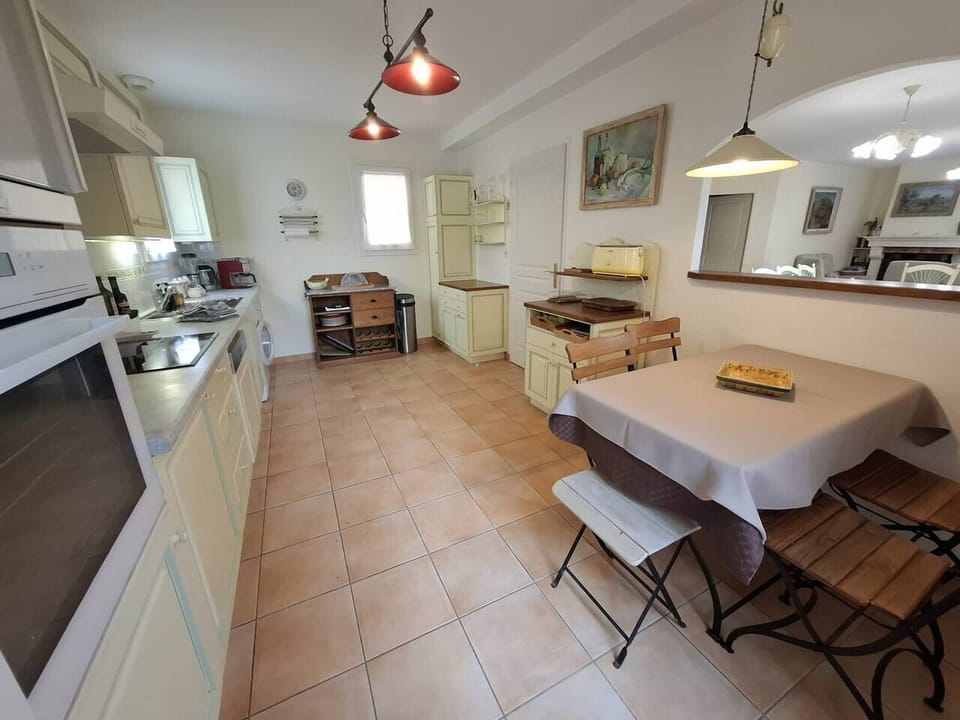 kitchen, oven, dishwasher, table, fridge, hotplates (2)
