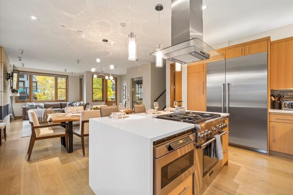 Kitchen: gas stove, island with seating for 3, coffee machine