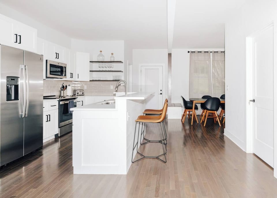 Modern kitchen + dining 