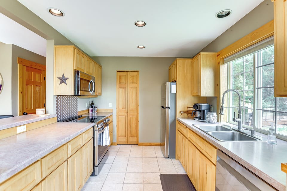 Kitchen | 1st Floor | Keurig/Drip Coffee Maker | Toaster | Cooking Basics