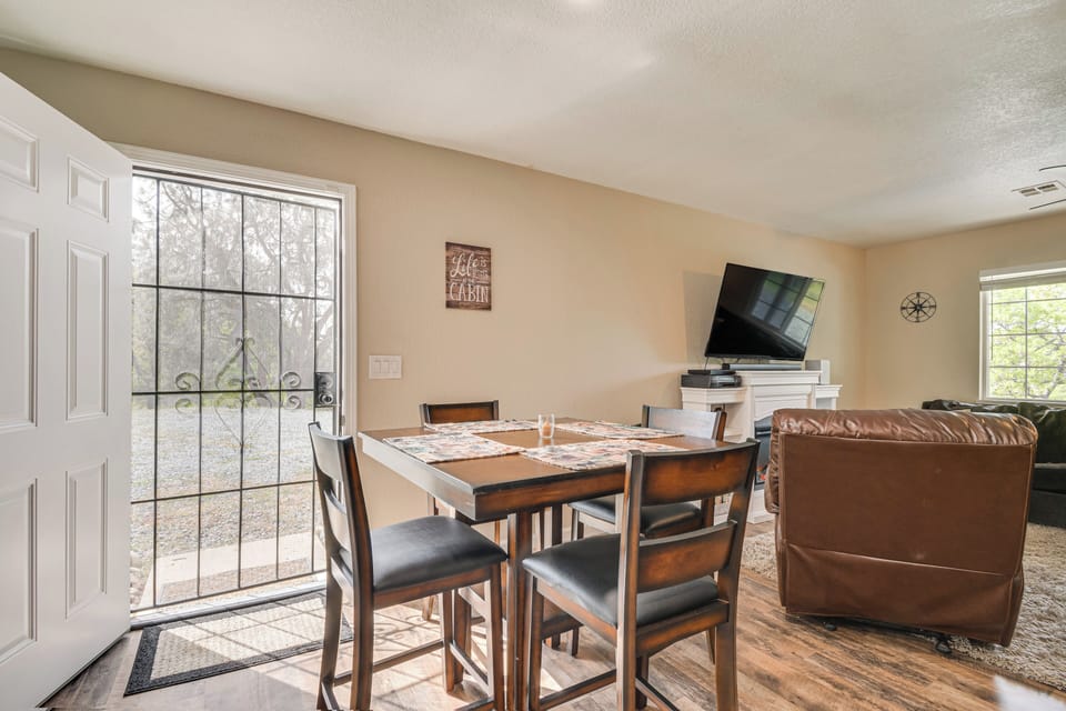 Dining Area | Dishes & Flatware Provided