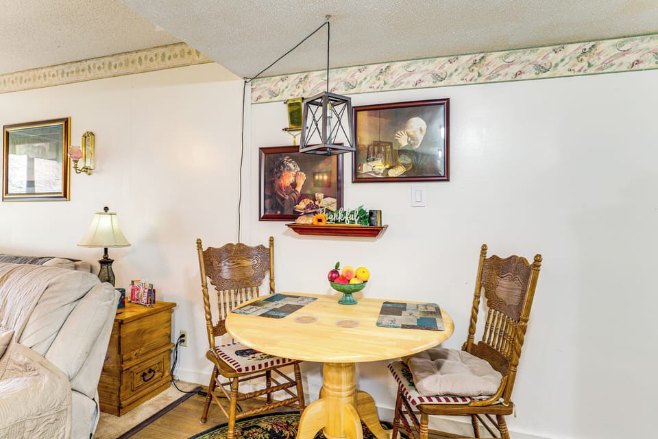 Dining Area | Dishware/Flatware Provided