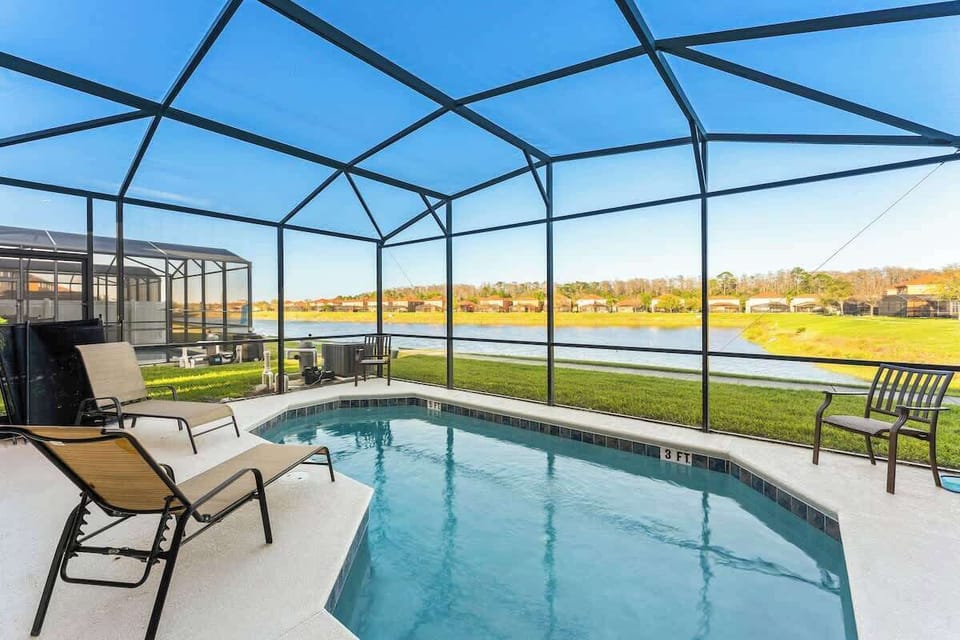 Fantastic pool with lake view