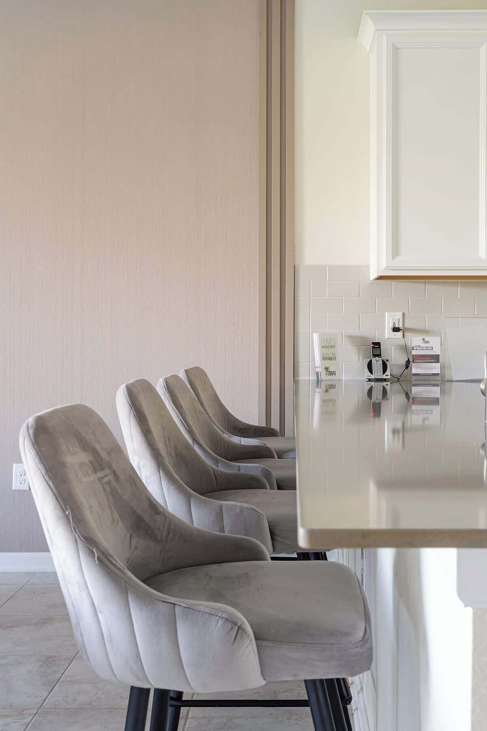 Comfortable and Charming Breakfast Nook