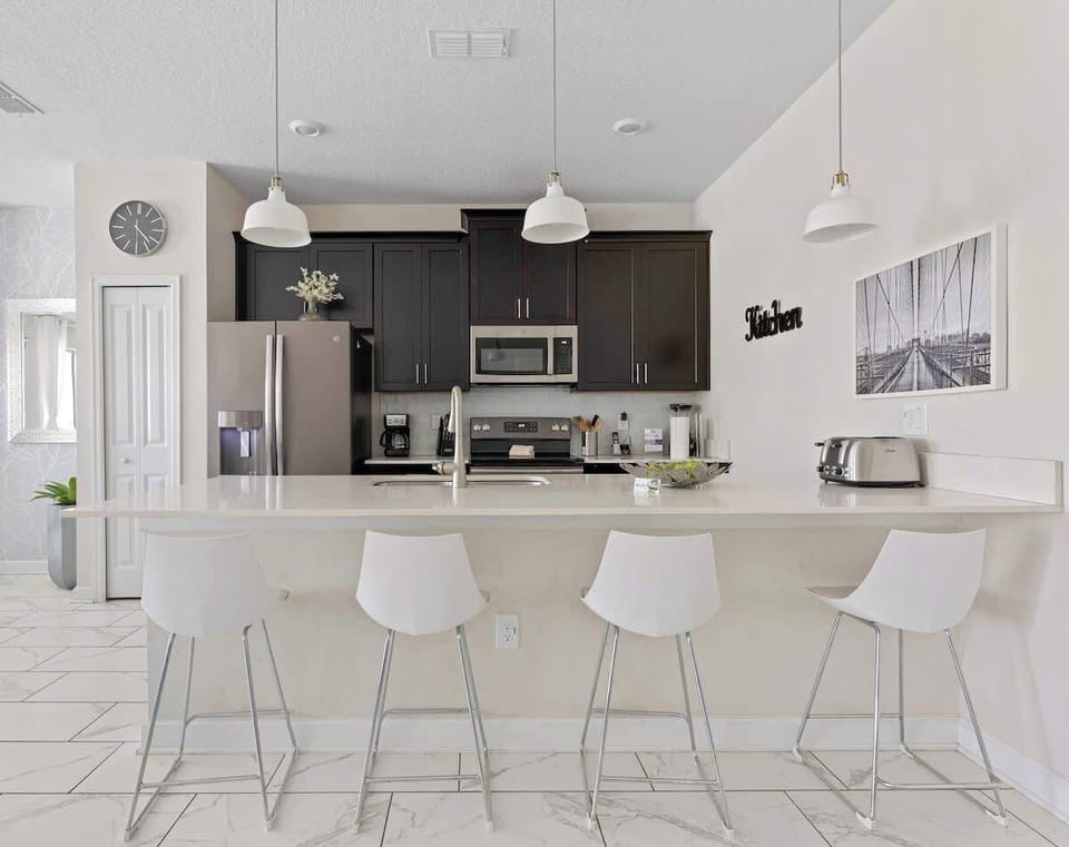 A fully equipped kitchen with an open concept integrating the living room, and dining area, also guarantees a pool view while you cook your delicious meals.