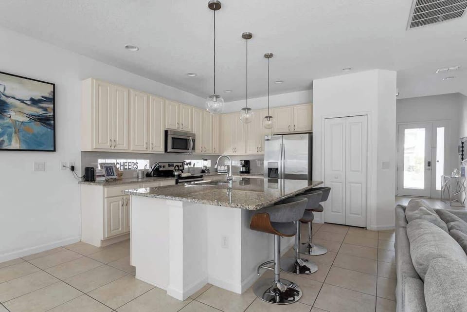Bright fully equipped kitchen and dining areas with many amenities.