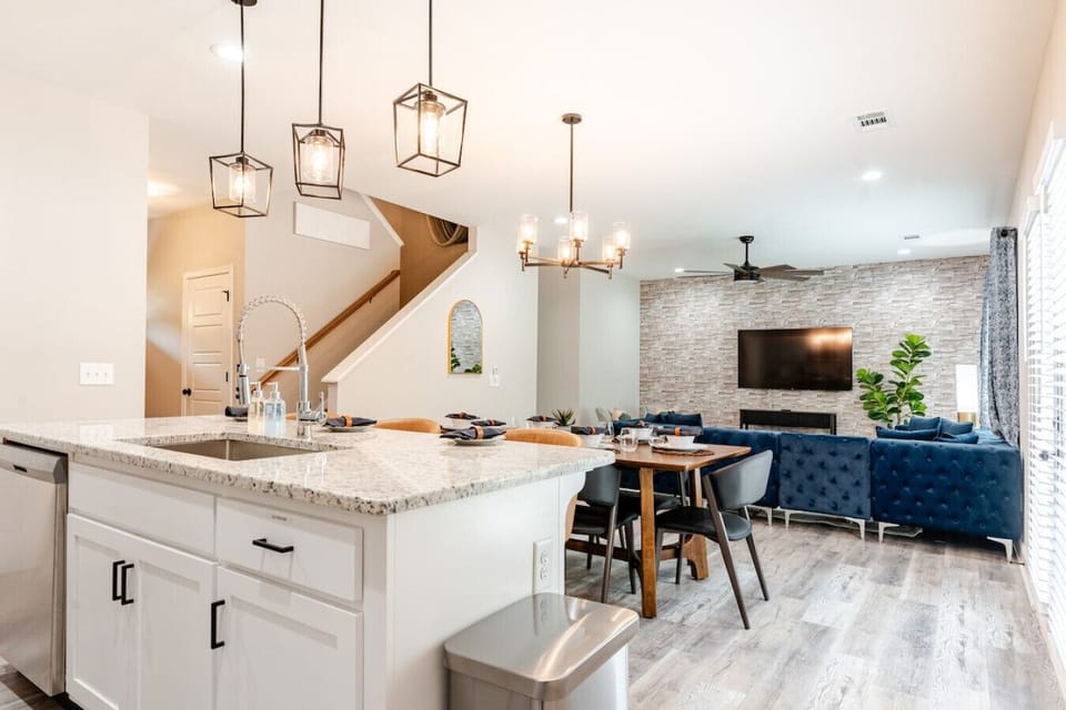 An expansive, thoughtfully designed living space that seamlessly blends comfort and sophistication. Bathed in natural light, featuring high-end finishes, perfect setting for relaxed family gatherings, vibrant conversations, and unforgettable moments.