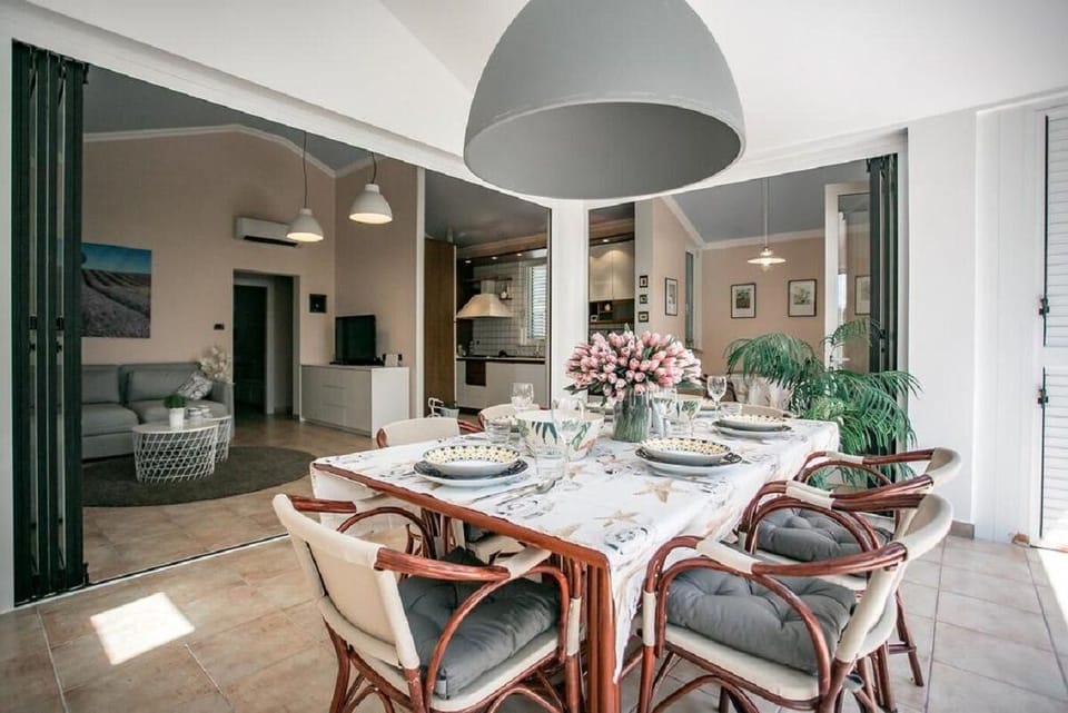 dining area, living room