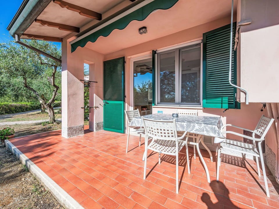 Shade, Balcony, Wood Stain, Outdoor Furniture, Houseplant, Tile