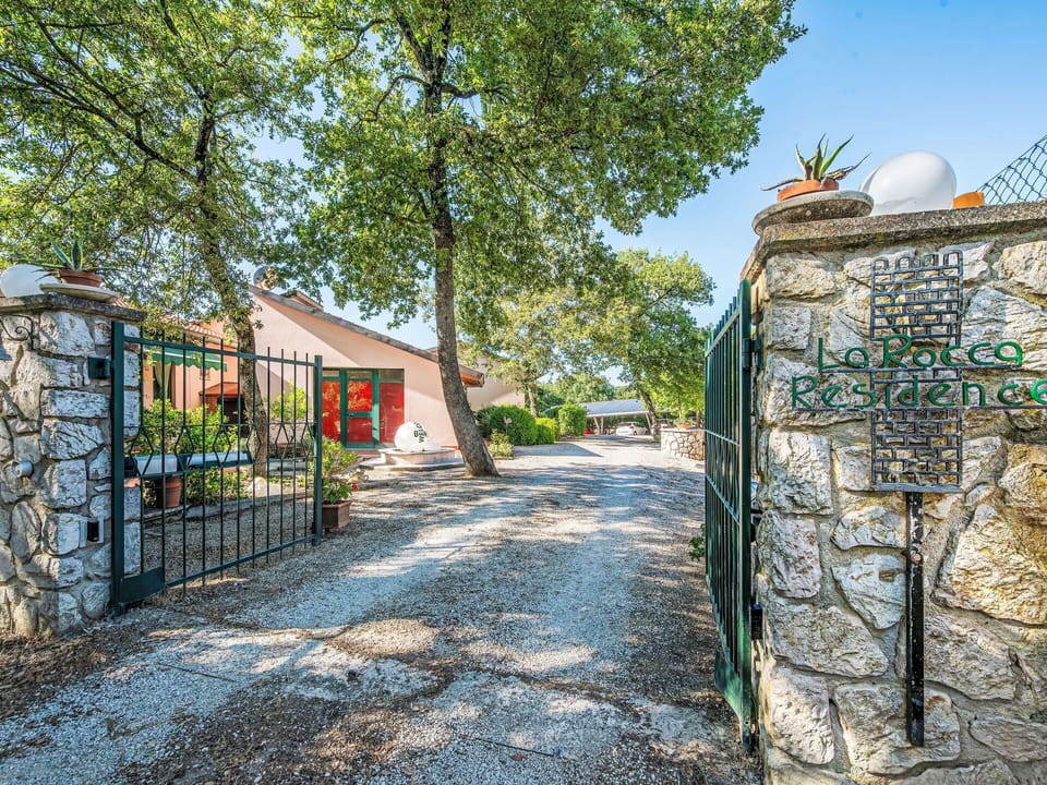 Driveway, Shade, Garden, Gate, Landscaping, Yard, Flagstone, Walkway