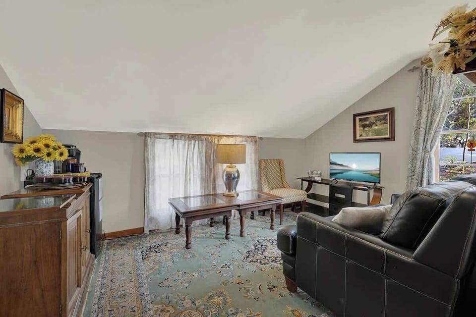 East suite living area