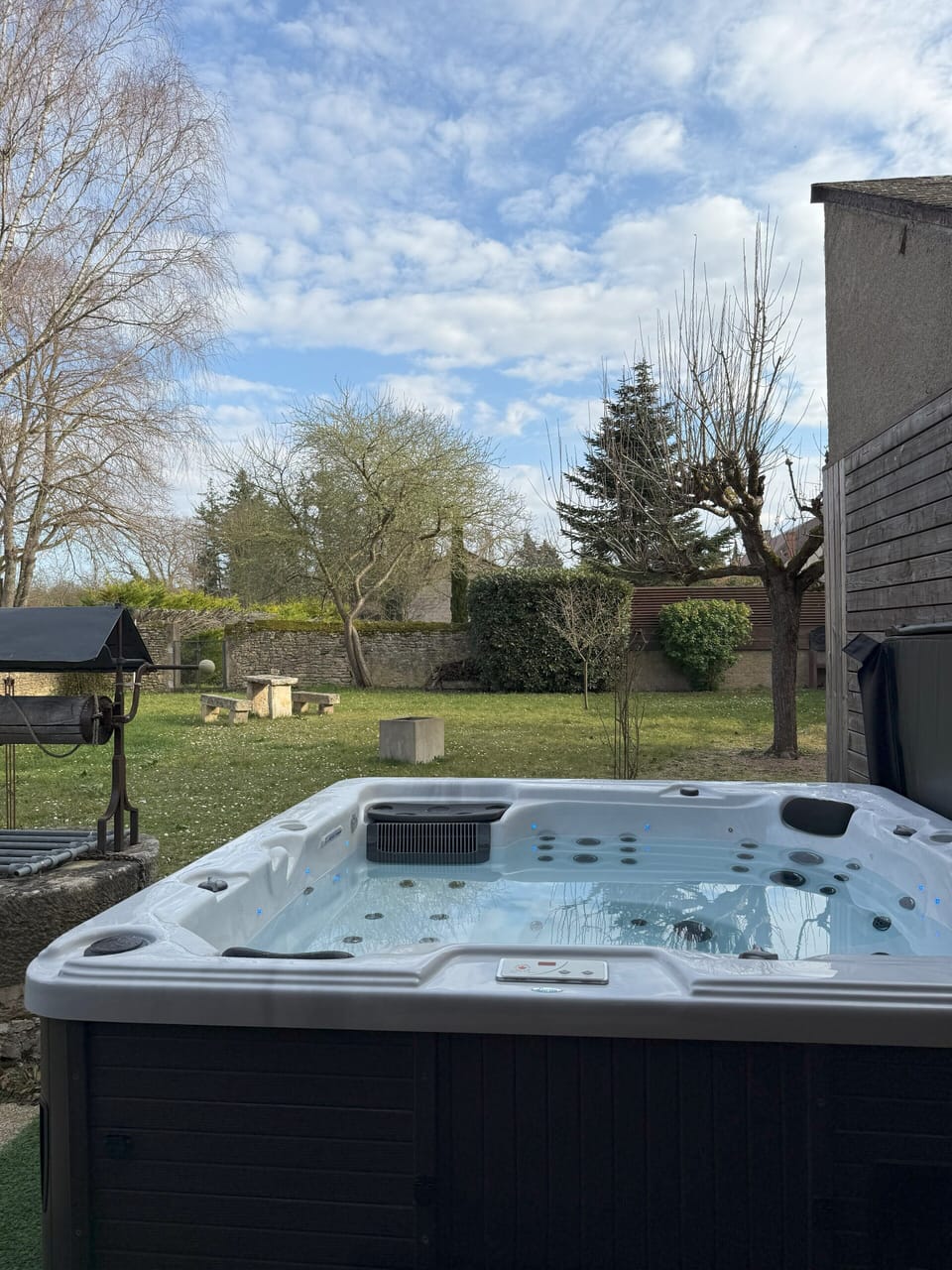 Outdoor spa tub