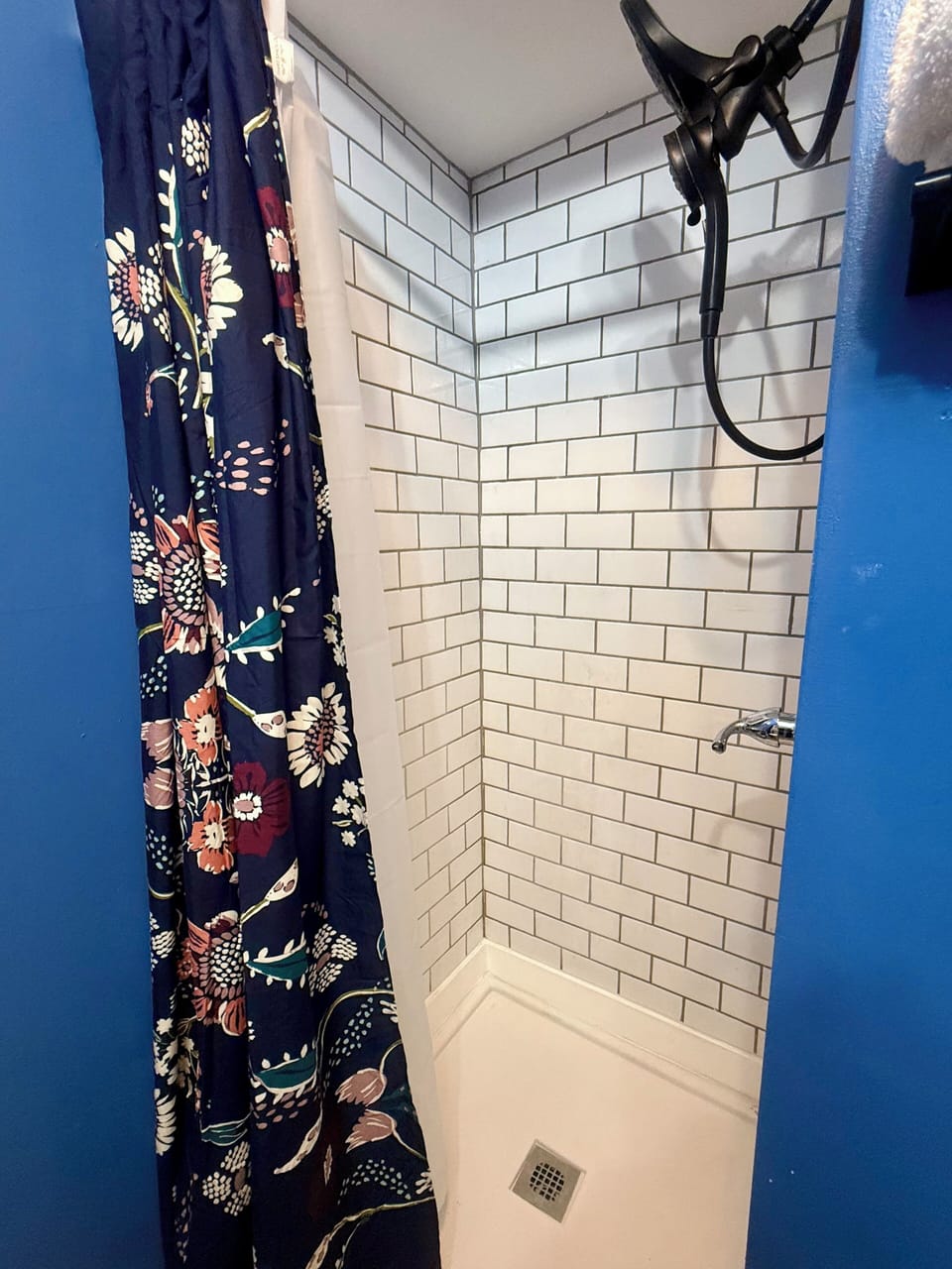 Compact yet efficient shower for a quick, refreshing rinse after a day out.