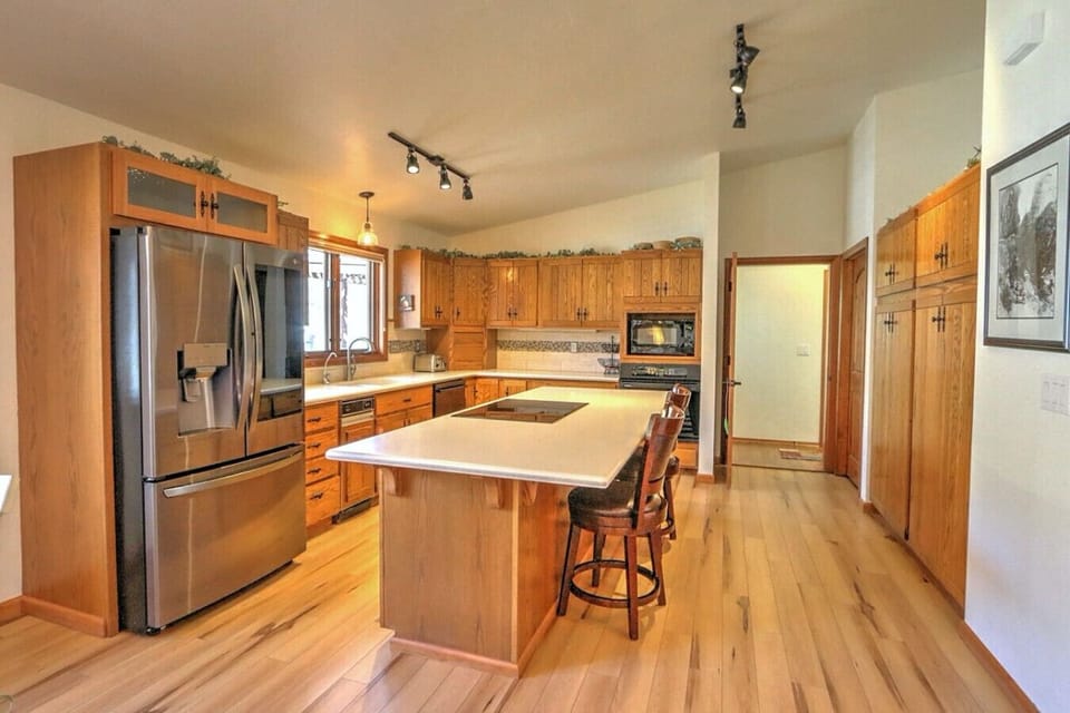 Kitchen with island and breakfast bar seating
