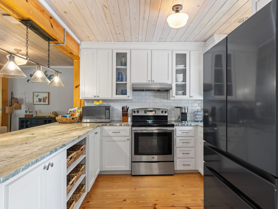 Fully stocked kitchen with an air fryer, crockpot, Keurig, & more!