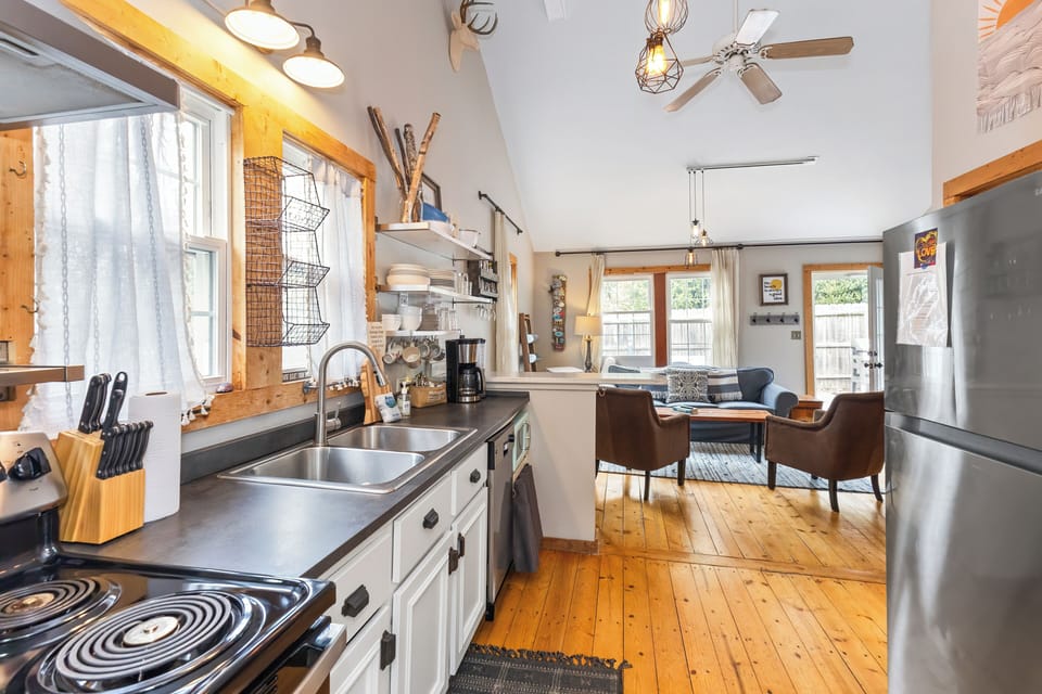 Cozy cottage with full kitchen in downtown Union Pier