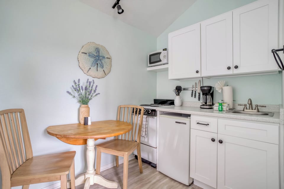Seating for 2 by the Kitchenette