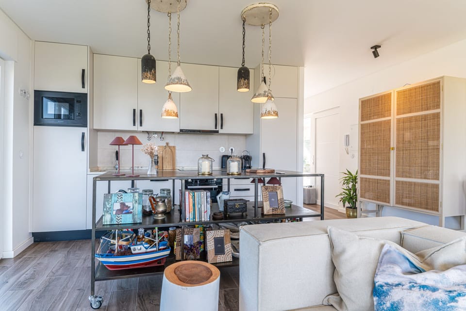 Open-plan kitchen and living room with pendant lighting — Villa Ambar, holiday villa in Sintra