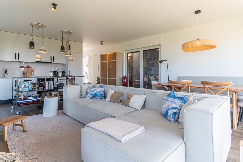 Bright open-plan living room with grey modular sofa — Villa Ambar, holiday villa in Sintra