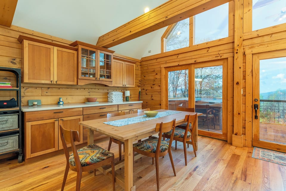 Dining area for 6 and breakfast bar seating for 2