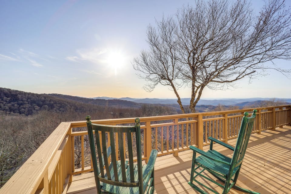 Beech Mountain Vacation Rental | Studio | 1BA | 900 Sq Ft | Stairs to Enter