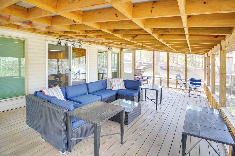 Screened-In Porch | Lounge Furniture | Outdoor Dining Area
